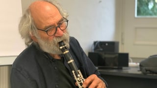 Domenic Janett durant sunas la clarinetta. Domenic Janett durant sunas la clarinetta.