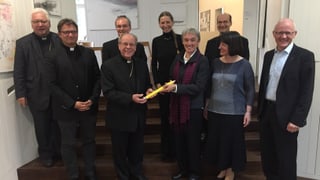 Uvestg Vitus Huonder surdat a la manadra da la nova redacziun Maria Hässig in rispli.