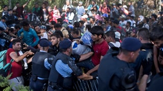 Persunas che sa fultschan cun tutta forza sur las barricadas da la polizia. Persunas che sa fultschan cun tutta forza sur las barricadas da la polizia.