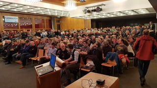 Purtret da la sala plaina durant l'infurmaziun dad Arquint e Boner. 