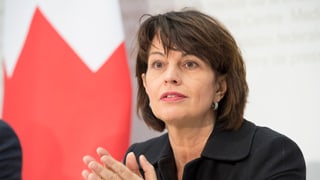 Purtret Doris Leuthard durant ina conferenza da medias.