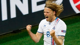 Elmar Bjarnason ha sajettà il 1:1 per l'Islanda. Elmar Bjarnason ha sajettà il 1:1 per l'Islanda.