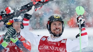 Marcel Hirscher celebrescha sia victoria a Val d'Isère.
