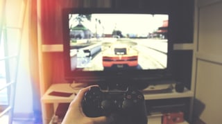 Ina persuna dat in gieu via playstation. 