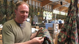 Benno Ruckstuhl organisescha la vendita dal material da liquidaziun da l'armada.