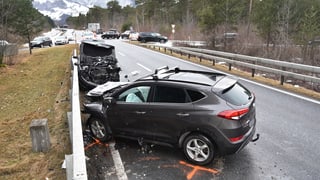 Ils dus autos donnegiads al lieu da l'accident.