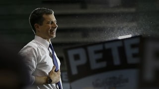 Purtret da Buttigieg che guarda or commuentà. 