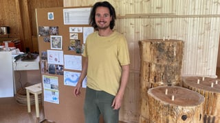 Mirko Baselgia en ses atelier ad Alvaschagn dasperas ils emprims blocs da lain per ses pavigliun a Bravogn. 