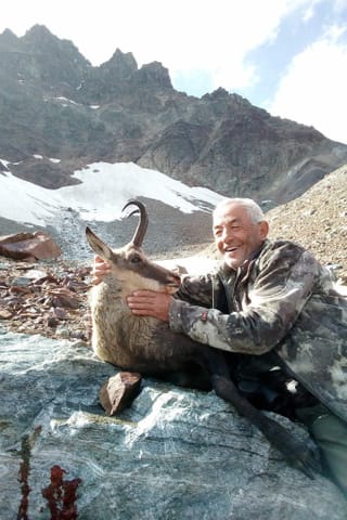chatschadur cun buc-chavriel sajettà avant in culm