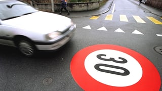 Auto che charrescha sur in signal da tempo 30 sin via.