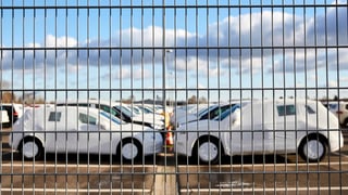 Purtret d'in parcadi cun autos da VW davos ina saiv. 