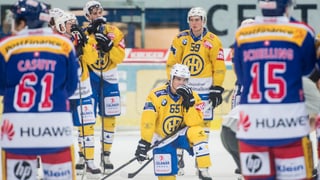 Ils giugaders dal HCD e dals Kloten Flyers suenter il gieu.