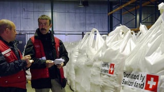 Il team svizzer controllescha la rauba d'agid en il magasin a Dnipropetrowsk en l'Ucraina.