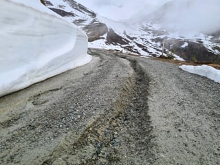 Ils donns vid la via fatgs tras l'aua datiers da l'Alp Glivers sur Sumvitg. 