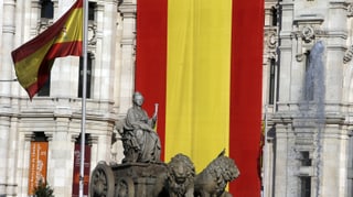 La bandiera da la Spagna vid la chasa municipala a Madrid.
