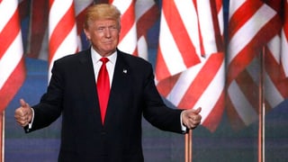 Donald Trump sin tribuna als dis da partida dals republicans a Cleveland.