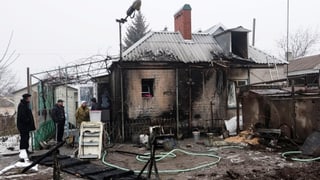 Ina chasa destruida da rachetas a Mariupol.