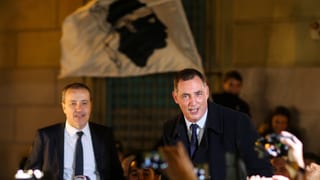 Jean-Guy Talamoni (san) e Gilles Simeoni dals naziunals avant lur adherents.