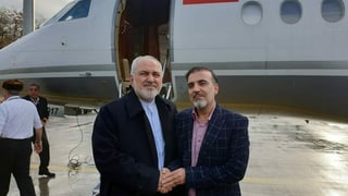 Purtret dals dus umens davant l'eroplan, curt avant che turnar en l'Iran. 