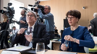 Urs Schwaller, president dal cussegl d'administraziun e Susanne Ruoff, scheffa da la Posta la gievgia avant las medias.