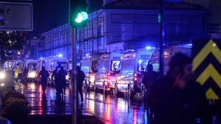 Purtret d'ambulanzas che stattan en colonna. 
