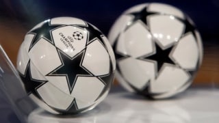 ballas pitschnas cun si il logo da la Champions League