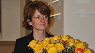 Cornelia Camichel Bromeis cun rosas melnas