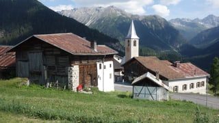 Latsch ina fracziun da Bravuogn, vista sin la baselgia.
