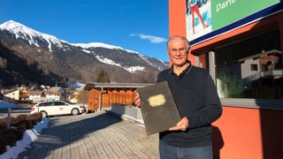 Claudio Gustin, anteriur inspectur da scola, coautur da la cronica da la Val Müstair, cun il protocoll da la vischnanca da Müstair da l‘onn 1919. 