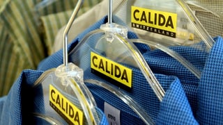 Spatlains da Calida pendì si cun camischas vidlonder.