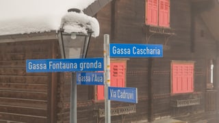 Tablas da vias e giassas a Siat che mussan en tuttas direcziuns. 