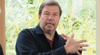 Nikolaus Büchel è il nov reschissur per il project.