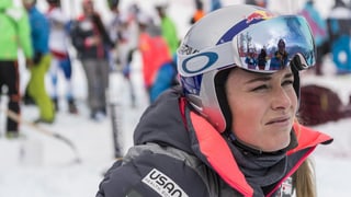 Lindsey Vonn guarda pensiv.