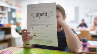 Scolara en lecziun da franzos.