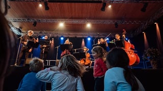 Ils Fränzlis da Tschlin ensemen cun Corin Curschellas sin tribuna