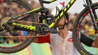 Nino Schurter cun ses velo. 