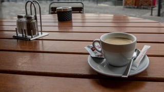 Purtret d'ina maisa cun si ina scadiola caffè Purtret d'ina maisa cun si ina scadiola caffè