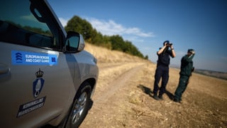 Commembers da la Frontex durant lur lavur.