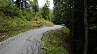 Via stretga tras guad.