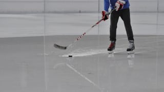 Giugader da hockey sin il glatsch.