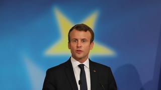 Il president Manuel Macron durant ses pled a la Sorbonne cun ina staila glischenta davos il chau.