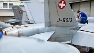 Ils aviuns d'armada F/A-18 vegnan reparads. 