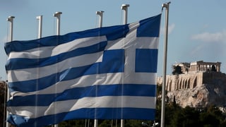 La bandiera da la Grezia e davos l'Acropolis.