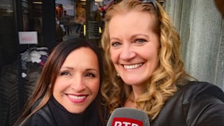 Manuela Orlik e la moderatura Gaby Degonda. Omaduas surrin. Manuela Orlik è pli gronda.
