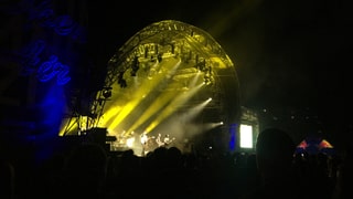 Foals entusiasmescha il publicum malgrà ch'i plova. 