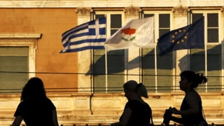 Ad Athen sgulatscha la bandiera da l’UE anc dasper quellas da la Grezia e da la Cipra.