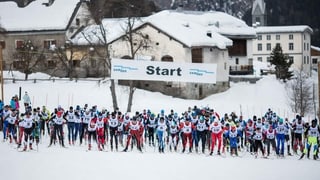 Purtret da la partenza da la cursa da Martina a Scuol. 