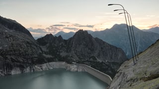 l'ovra d'art cun 3 candelabers sur il lai da serra Albigna