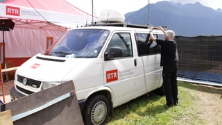 Persuna ch^è vid drizzar en il bus d'emetter.