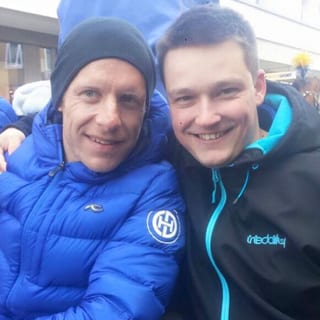 Reto von Arx posescha durant il cortegi tras Tavau cun Livio Pally.